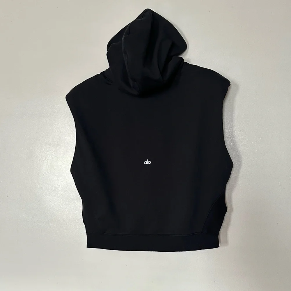 Alo Cropped Headliner Shoulder Pad Sleeveless Hoodie Sweatshirt Vest Size Medium - Picture 4 of 13